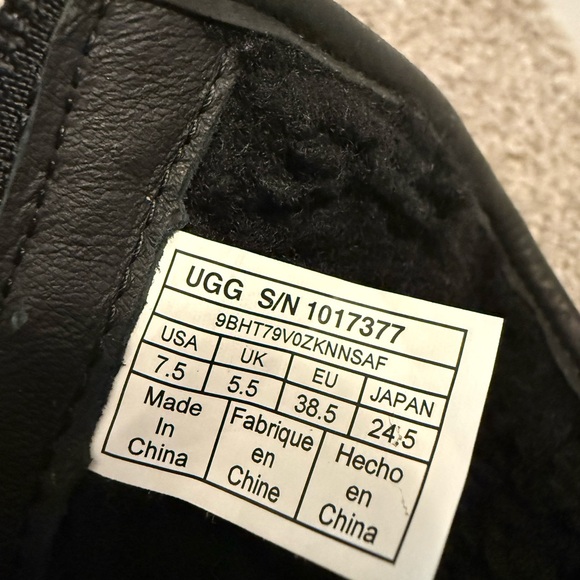 UGG Women's Robbie Mid Calf Boots Black 7.5 EUC - Picture 4 of 6